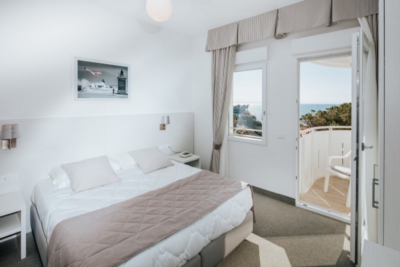  Dreibettzimmer mit Panoramabalkon zur Meerseite 